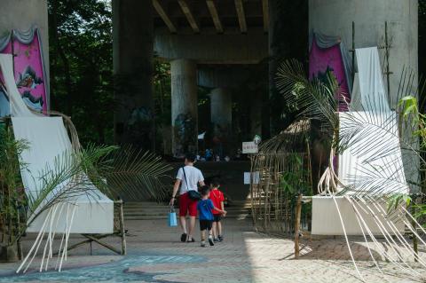 林家豪 - 以府城山海戀結之關鍵記憶的「放竹排」為主視覺，從龍崎空山記一山林中伐竹後、綁竹排、沿著溪流放排到茄萣沿海，在中洲及白沙崙等地以趕集、結市的方式販售竹材。利用竹編構成，形成河流印象，活動主軸，圍繞織，植，紙，址，製，整場活動的構想，就是透過模擬的形式，表現產業發展的風貌 。
連結:https://issuu.com/henry881125a/docs/2021-2022_21e32b837c765a