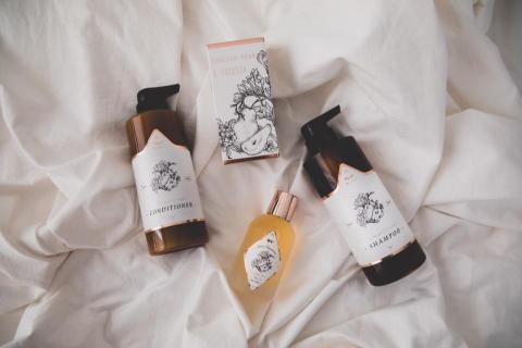 J.P.F 布朗夏爾設計有限公司 - 洗髮精禮盒組設計，主視覺以黑白針筆畫呈現，復古簡約質感。