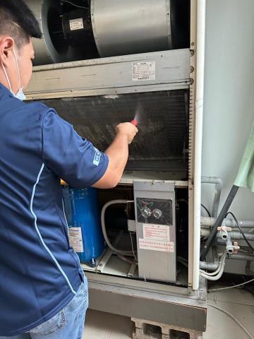 許崴翔 - 箱型水冷式內機保養