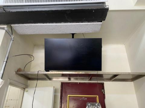 卓晉賢 - 吸頂電視架安裝正面照