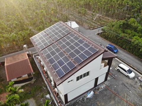 昕陽/領航太陽能發電 周特助 - 屏東內埔農舍屋頂平鋪型太陽能光電屋頂規劃/設計/施工