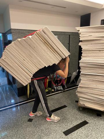 橙氏快速運輸/搬家 - 石膏板人力搬運下樓也難不倒