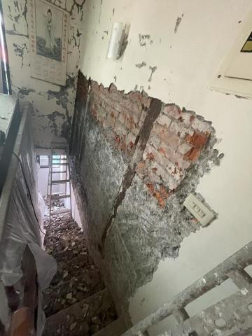 三元拆除工程行 - 施工中。樓梯壁癌剔除。