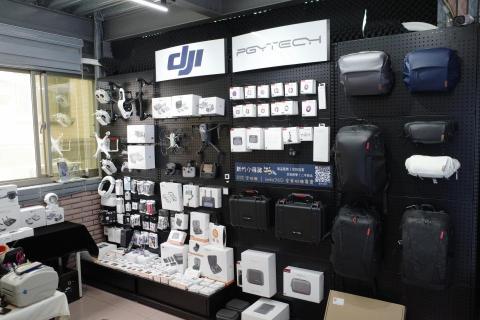 飛豬空拍有限公司/新竹小飛豬 - 全系列機種皆可出機
空拍機目前出機型號為 DJI MAVIC 3 及 DJI Inspire 2
穿越機目前出機型號為 DJI AVATA 及 自組穿越機(可搭載全景相機 或 m43相機)
另外也有提供空拍機販售及租借
