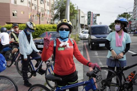 Sara - 夢想單車起飛 鹿港女路之旅 擔任動態攝影
（此照便為截圖畫質 原檔畫質太大）