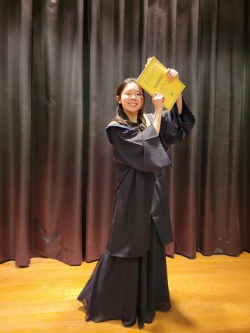 黃玟晴 - 擁有鋼琴五級檢定證書 喜愛彈琴 社團表演