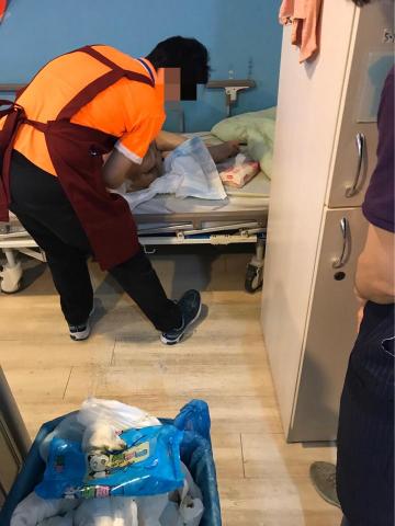 CARE5380｜台南 - 協助臥床長者更換尿片