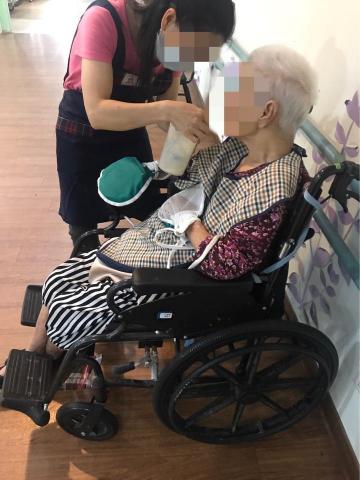 CARE5380｜台南 -  協助餵食