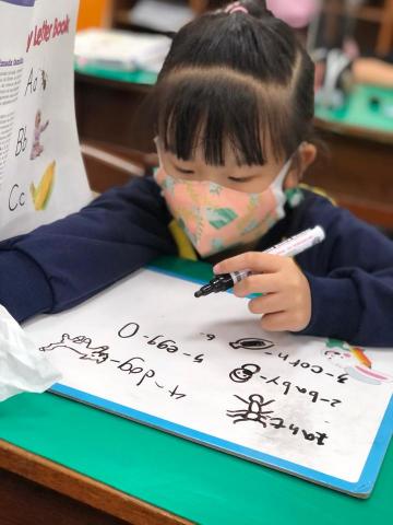 Terisa❤️美語家教 - 自己的單字圖自己畫！聽單字學拼音！練習寫字母並以圖畫記憶中文，動能學習加速記憶～