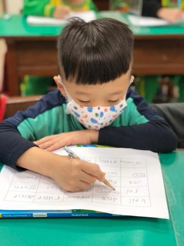 Terisa❤️美語家教 - 用單字玩「賓果Bingo」，學習不無趣，提升專注力，學習聽發音找尋單字與辨認單字技巧～