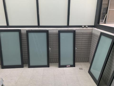 士鑫玻璃有限公司 - 鋁窗玻璃安裝
