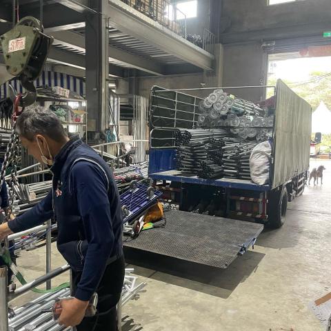 杰出托運 - 滿滿的帆布鐵架！！