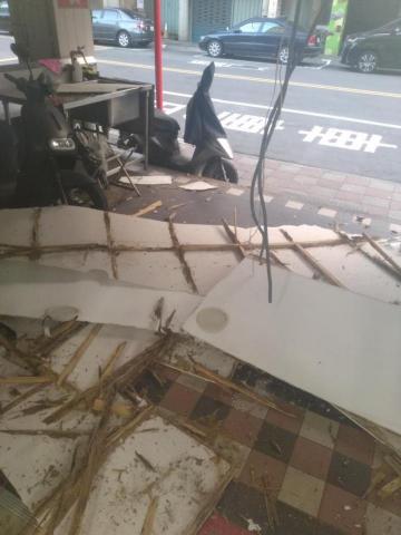 嘉澤滅鼠封堵防治工程 - 未做白蟻木料防治,白蟻腐蝕木料店面騎樓天花板整個掉下來 嘉澤滅鼠封堵防治工程 - 未做白蟻木料防治,白蟻腐蝕木料店面騎樓天花板整個掉下來