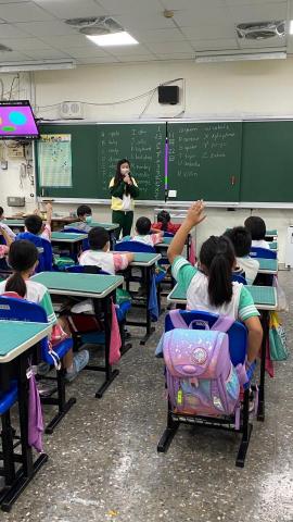 謝雅萱 - 於國小教導英語