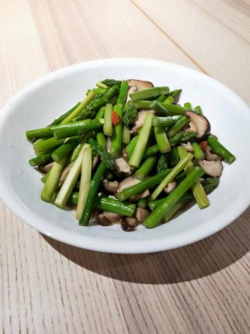 小圓 陳 - 香菇炒蘆筍