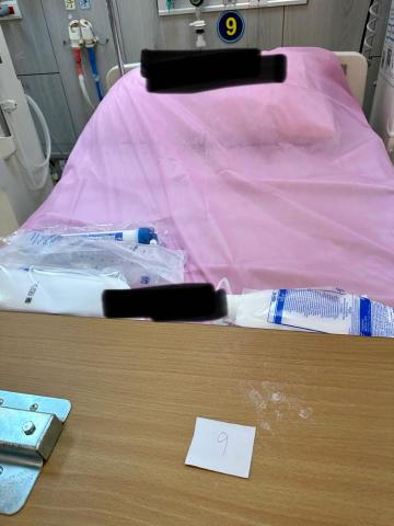 翊安實業社 - 施作前寫床位編號，以防歸位時錯亂