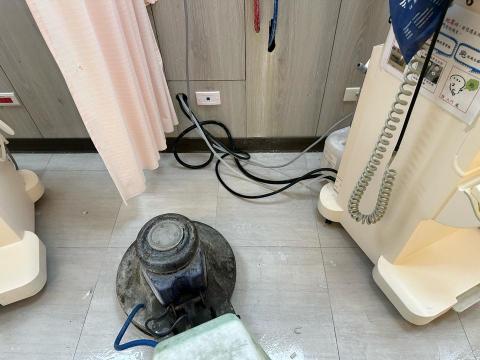 翊安實業社 - 施作中，機器左、右移動，管線不硬拉