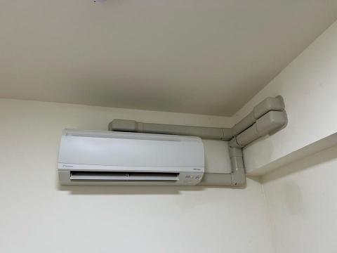 凱瑞水電空調工程行 - 將隔壁房間穿過來的銅管
配合本間冷氣以管槽修飾整齊 凱瑞水電空調工程行 - 將隔壁房間穿過來的銅管
配合本間冷氣以管槽修飾整齊