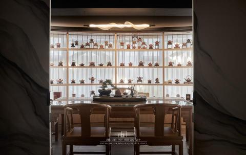 墨承空間設計 - 引光。
由遠景的公園樹梢,引自然光及綠意入室,加之靜謐的茶室,透過白色薄紗,與茶器藏品,形成一幅沉靜畫面。
愛好品茗的客戶,在每一次開啟水墨畫拉門,都是一場由視覺開始啟動,讓空間引領的身心靈轉化。 墨承空間設計 - 引光。
由遠景的公園樹梢,引自然光及綠意入室,加之靜謐的茶室,透過白色薄紗,與茶器藏品,形成一幅沉靜畫面。
愛好品茗的客戶,在每一次開啟水墨畫拉門,都是一場由視覺開始啟動,讓空間引領的身心靈轉化。