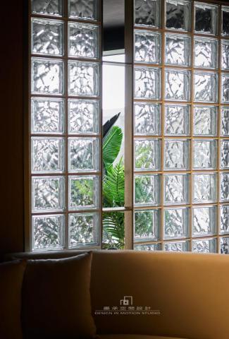 墨承空間設計 - 引光
從一開始的基地研究,將空間中最重視的光與空氣引入。
由遠景的公園樹梢,引綠意入室,加之茶室一隅的綠植,透過玻璃磚,呈現出層次堆疊的遠近綠意。 墨承空間設計 - 引光
從一開始的基地研究,將空間中最重視的光與空氣引入。
由遠景的公園樹梢,引綠意入室,加之茶室一隅的綠植,透過玻璃磚,呈現出層次堆疊的遠近綠意。