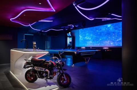 墨承空間設計 - 如幻。
如飛艇的白色吧檯,是承載著男主童趣的Honda Monkey的舞台,砂面的磚紅吧檯背牆及天花,在蜿蜒的蛇管燈下,如幻,同時也顯示男主的豪邁不羈。 墨承空間設計 - 如幻。
如飛艇的白色吧檯,是承載著男主童趣的Honda Monkey的舞台,砂面的磚紅吧檯背牆及天花,在蜿蜒的蛇管燈下,如幻,同時也顯示男主的豪邁不羈。