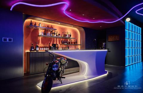 墨承空間設計 - 如幻。
如飛艇的白色吧檯,是承載著男主童趣的Honda Monkey的舞台,砂面的磚紅吧檯背牆及天花,在蜿蜒的蛇管燈下,如幻,同時也顯示男主的豪邁不羈。 墨承空間設計 - 如幻。
如飛艇的白色吧檯,是承載著男主童趣的Honda Monkey的舞台,砂面的磚紅吧檯背牆及天花,在蜿蜒的蛇管燈下,如幻,同時也顯示男主的豪邁不羈。