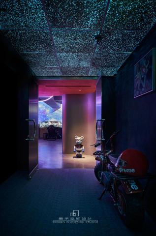 墨承空間設計 - 星空粼粼。。
廊道千孔藍光,宛如星空,邁入的是如幻的娛樂空間,客戶的私人收藏,如伺者般地依序帶領我們進入。 墨承空間設計 - 星空粼粼。。
廊道千孔藍光,宛如星空,邁入的是如幻的娛樂空間,客戶的私人收藏,如伺者般地依序帶領我們進入。