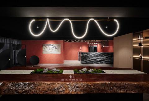 墨承空間設計 - 水墨砂紅
仿古面的潑墨山水,與砂紅灰泥牆是宴會空間的另一幅景。 
藝術畫作:<鏡>,2016,畫家<吳上瑋>
 墨承空間設計 - 水墨砂紅
仿古面的潑墨山水,與砂紅灰泥牆是宴會空間的另一幅景。 
藝術畫作:<鏡>,2016,畫家<吳上瑋>