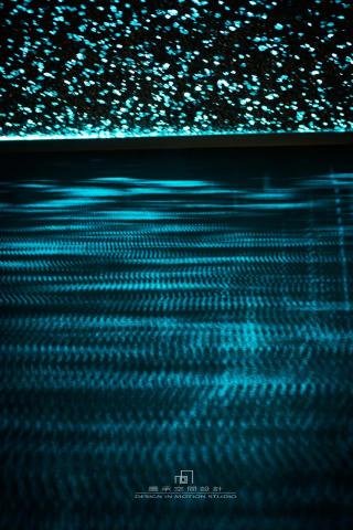 墨承空間設計 -  廊道千孔藍光,宛如星空粼粼。 墨承空間設計 -  廊道千孔藍光,宛如星空粼粼。