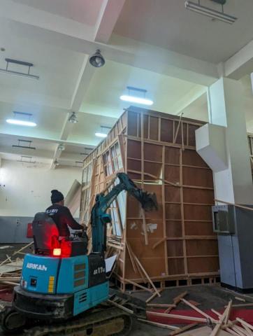 福生工程行 - 電視台佈景拆除中