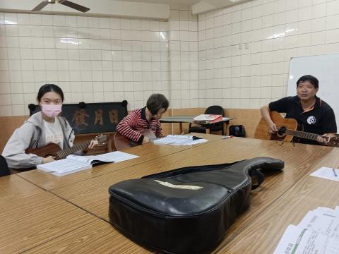 法雅樂器 - 福順里吉他團班教學照片