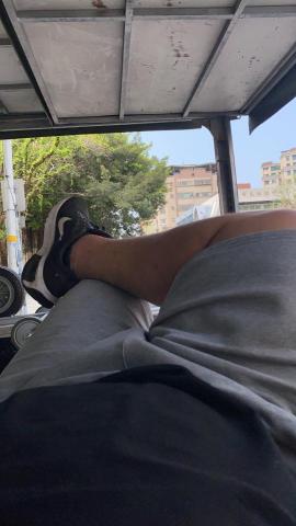 鐵漢專業團隊 - 無聊等時間躺後斗睡一下