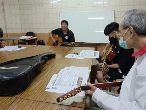 法雅樂器 - 福順里吉他團班上課照片
