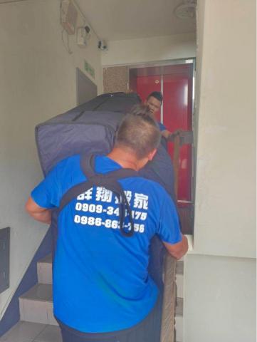 陳弘凱 - 鋼琴揹一樓上電梯