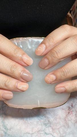 鄭月珍 - 裸色暈染美甲，搭配金箔更顯高貴氣質。