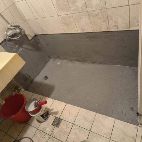 品瀚拆除工程 - 新店浴缸拆除上防水第一層，待乾在上一層