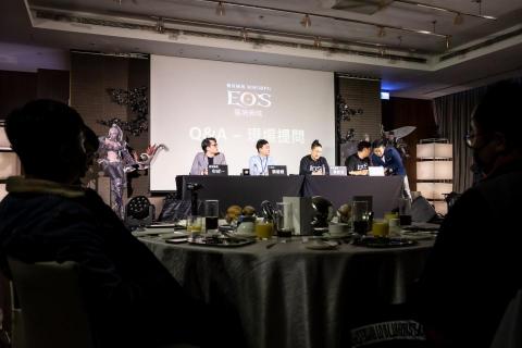 林之勳 - 遊戲玩家見面會，韓國原廠向玩家說明未來改版計畫時的即時翻譯