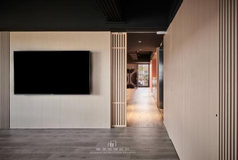 墨承空間設計 - 引光。
狹長型空間盡頭陽台,打造前後呼應的綠景植栽,讓自然光與空氣貫穿,帶動客戶氣運。 墨承空間設計 - 引光。
狹長型空間盡頭陽台,打造前後呼應的綠景植栽,讓自然光與空氣貫穿,帶動客戶氣運。