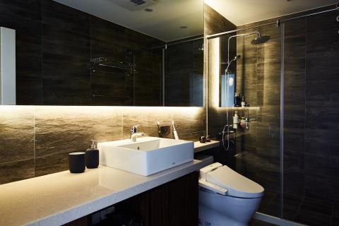 莫瑞斯室內設計 - 翻新後的浴室，大面積鏡櫃增加收納空間