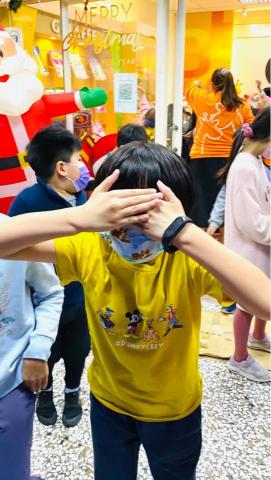陳欣妤 - 長頸鹿美語聖誕節活動 擔任攝手拍的照片