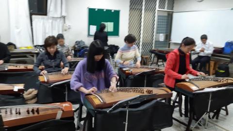 張稚英 - 大安社大古箏班 團練