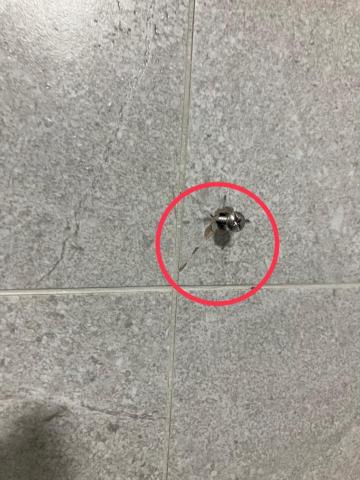 張萬能石材美容工作室 - 螺絲拔除後造成的坑洞