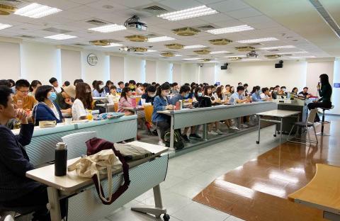 江易安 - 我受邀到台大超過百人的課堂「小故事，大世界」談論難民議題。