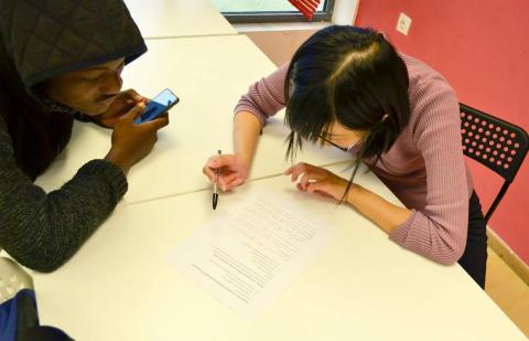 江易安 - 三年前我到希臘薩摩斯(Samos)島一間國際非政府組織當難民青少年的英文教學志工，我那班學生來自阿富汗、剛果、敘利亞、伊拉克等地。我在課堂上除了教英文文法，更把重點放在培力和訓練批判性思考的能力。我見識到來自四面八方、原先完全不會英文的難民學生如何在三個月內彼此以英文溝通，這讓我對學習語言有更務實的想法。