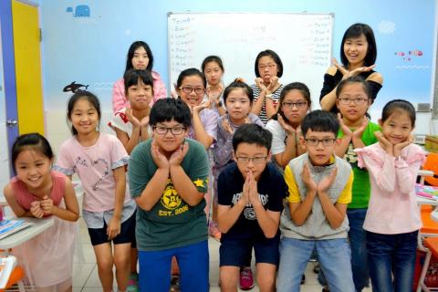 江易安 - 東吳英文系畢業之後，我先在台灣的補習班教書，我的學生來自各種年齡層。我立志做個激發學生潛能、幫助學生找到學習興趣和人生志向的老師。