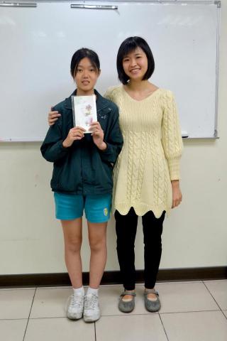 江易安 - 我的第一個私人授課學生Rebecca曾經被其他補習班嫌英文程度不佳而拒收，但經過我不斷鼓勵，並且教導她有效的學習和考試技巧，不到兩個月的時間，Rebecca從原本害怕犯錯、不願意開口說英文，漸漸對我敞開心房，連帶英文程度、自主能力都有大幅的進步。最後Rebecca報考東山、南山和薇閣中學都高分考上了，而她選擇就讀錄取率不到一成的東山高中國中部雙語資優班。
