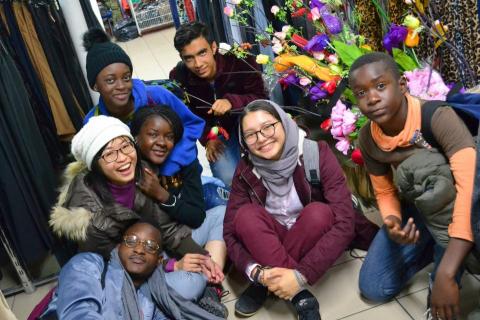 江易安 - 我在希臘薩摩斯(Samos)島一間國際非政府組織當難民青少年的英文教學志工的期間，和一群難民青少年建立起深刻、難忘的情誼，難民更為我打開世界以及心靈之窗。