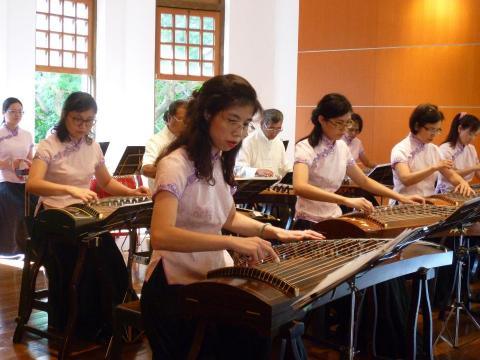 張稚英 - 北投社大學員於北投溫泉博物館演出