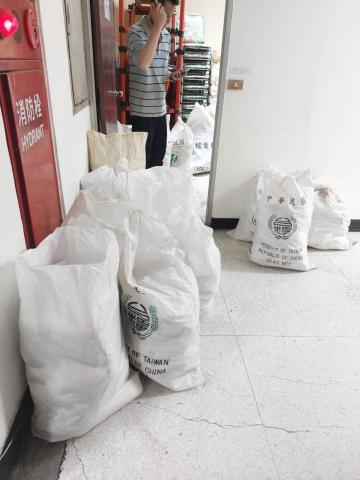 小金大叔 - 台北某企業大樓紙類代收