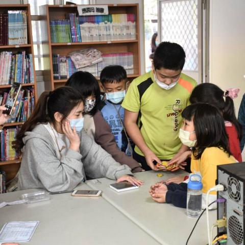 陳歆 - 運用活動帶領孩子體驗數學中的重量概念。